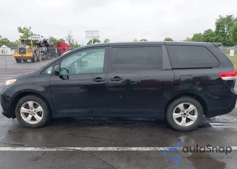 2012 Toyota Sienna Base 7 Passenger/Le 8 Passenger z USA, uszkodzony, nr VIN 5TDKA3DC7CS013826